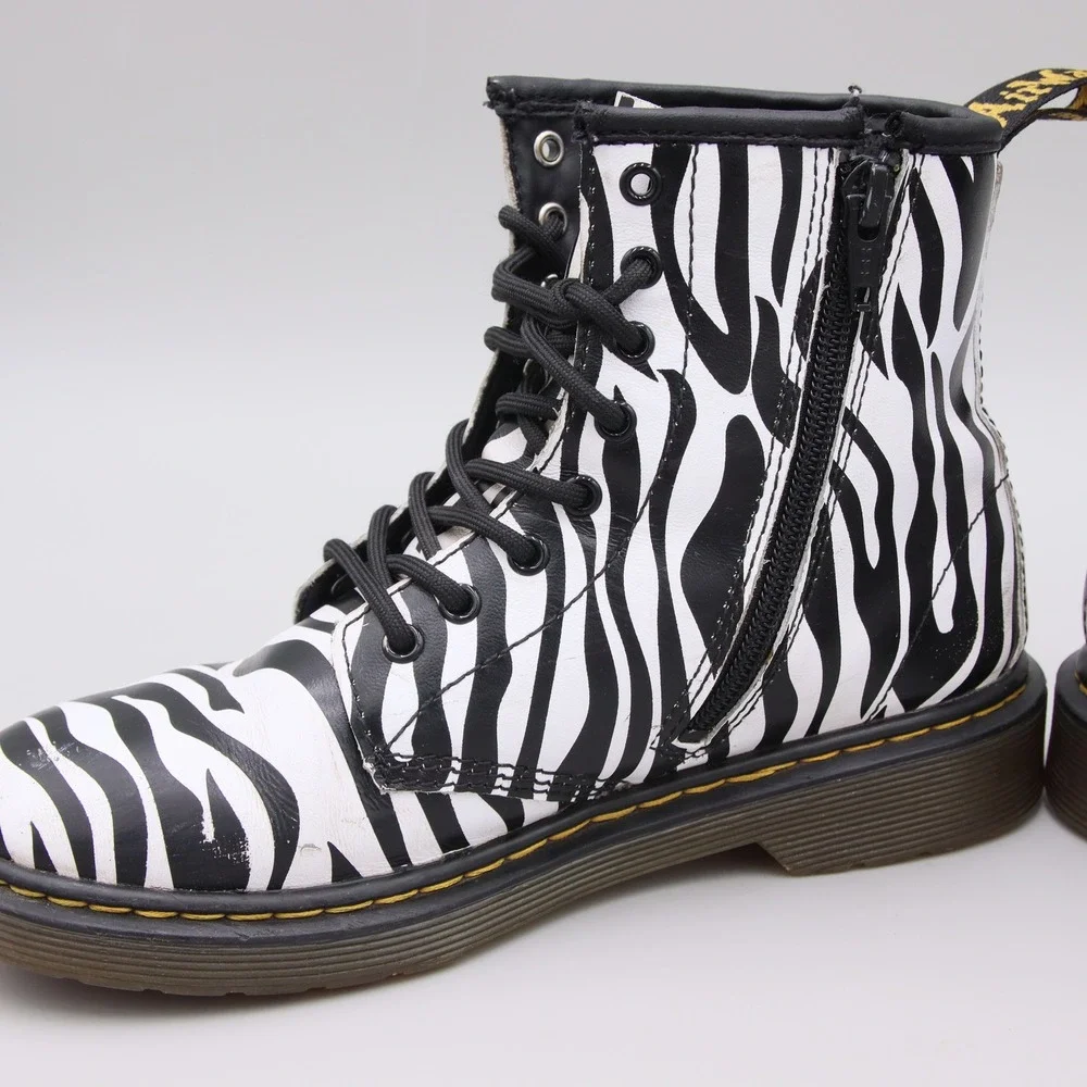 Dr. Martens Delaney Youth Sz 3 US Zebra Print Ankle Boots Ankle Lace Up Side Zip